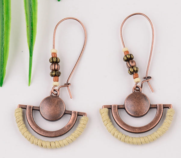 Boucles d'oreilles bohèmes pendantes demi-lune en métal vieilli et cordon coton écru, style ethnique chic
