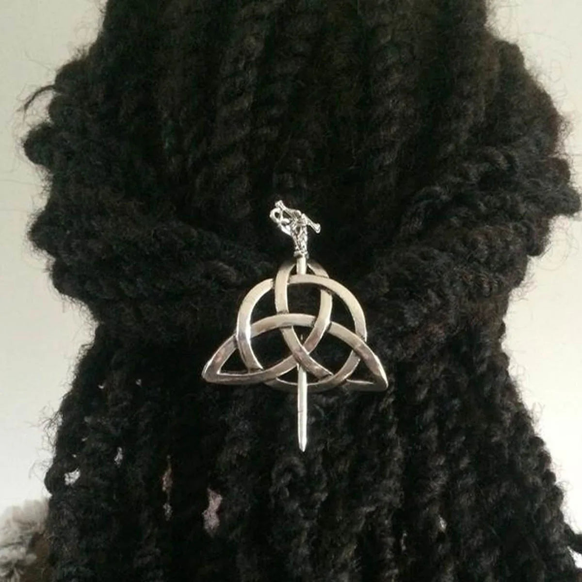 Broche trisquera dans les cheveux